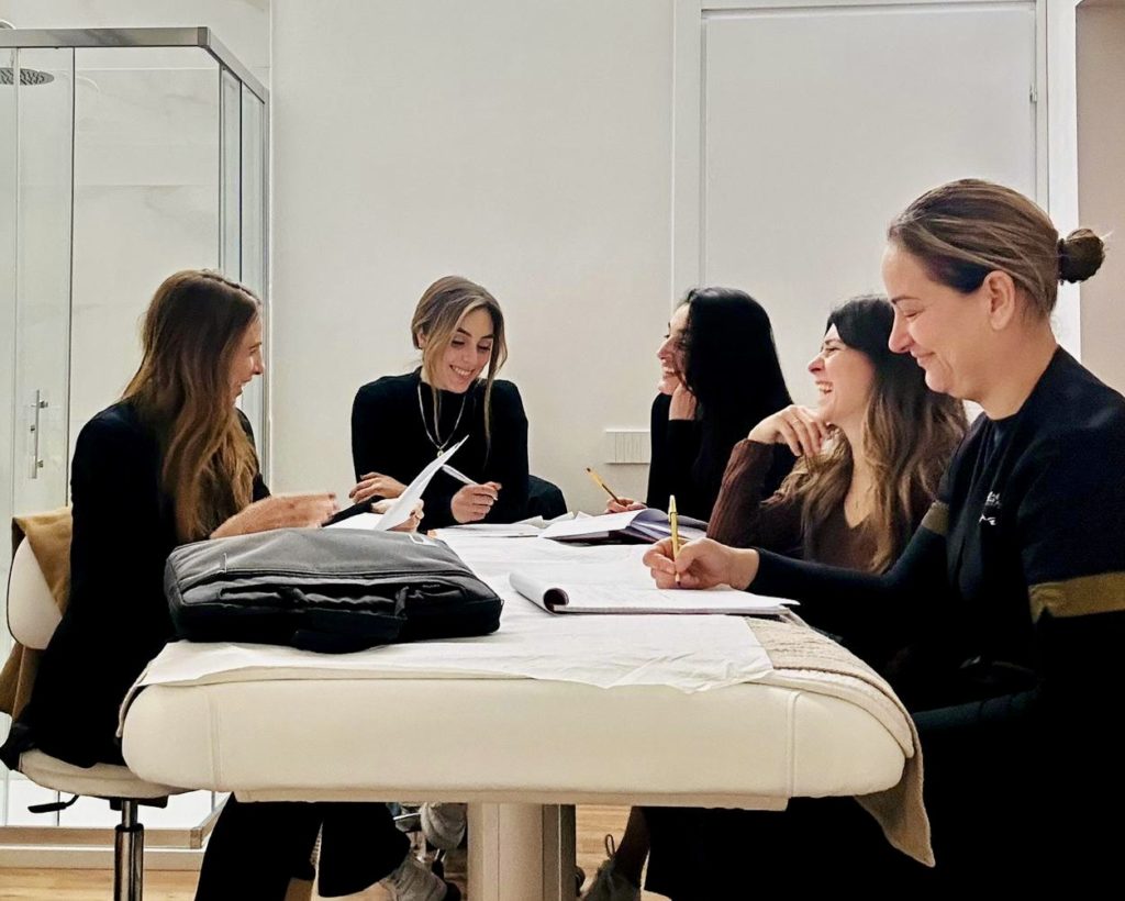 L'immagine mostra la founder di About Aesthetics Ilaria Mereu mentre fa una consulenza presso un centro estetico.