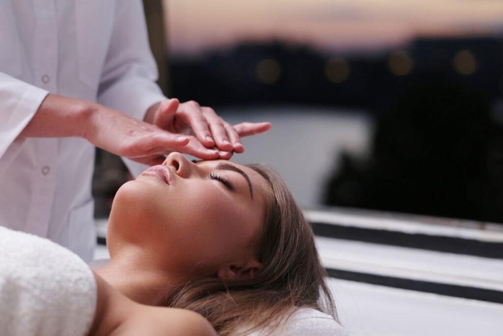 Foto di donna che si rilassa ricevendo un massaggio in un centro estetico.